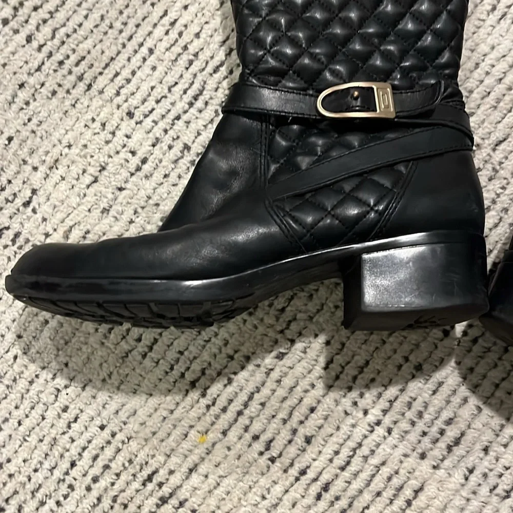 Adrienne Vittadini quilted boots size 8.5 in black